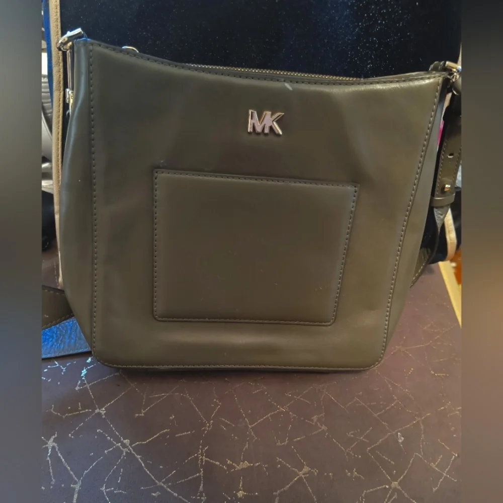 Michael Kors Gloria Leather Crossbody Messenger Bag Olive-Gray - like New